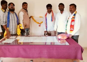 वंचित बहुजन आघाडी आक्रमक! केज पंचायत समितीच्या कामचुकार कारभाराचा ‘हार’ घालून निषेध