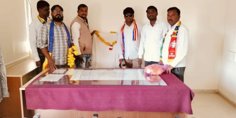 वंचित बहुजन आघाडी आक्रमक! केज पंचायत समितीच्या कामचुकार कारभाराचा ‘हार’ घालून निषेध