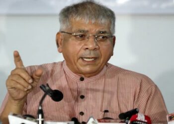 शेतकऱ्याचा ‘किडनी’ विक्रीचा टाहो; ॲड. प्रकाश आंबेडकरांचा सरकारवर प्रहार, ‘मतदानाचा पॅटर्न बदलण्याचे’ शेतकऱ्यांना आवाहन