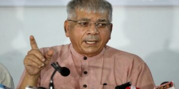 शेतकऱ्याचा ‘किडनी’ विक्रीचा टाहो; ॲड. प्रकाश आंबेडकरांचा सरकारवर प्रहार, ‘मतदानाचा पॅटर्न बदलण्याचे’ शेतकऱ्यांना आवाहन