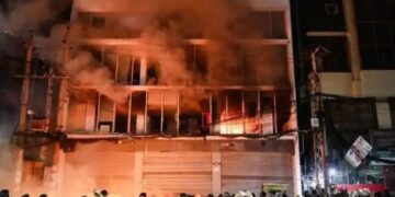 बांगलादेश पेटला! वृत्तपत्रांच्या कार्यालयांना आग, एकाला जिवंत जाळले; इंटरनेट सेवा खंडित