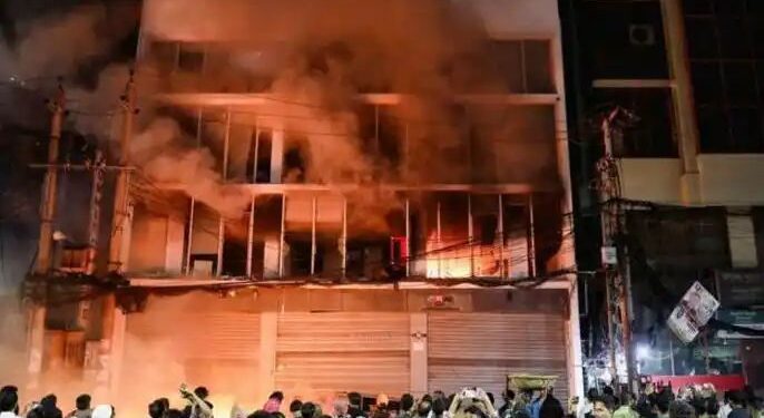 बांगलादेश पेटला! वृत्तपत्रांच्या कार्यालयांना आग, एकाला जिवंत जाळले; इंटरनेट सेवा खंडित