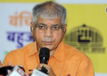 घाणीत राहायचे की विकासात? अकोलेकरांनीच ठरवावे; ॲड. प्रकाश आंबेडकर याचे सवाल