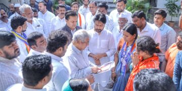 नवोदय विद्यालयातील विद्यार्थिनीचा संशयास्पद मृत्यू; प्रकाश आंबेडकरांनी घेतली पाटोळे कुटुंबाची भेट