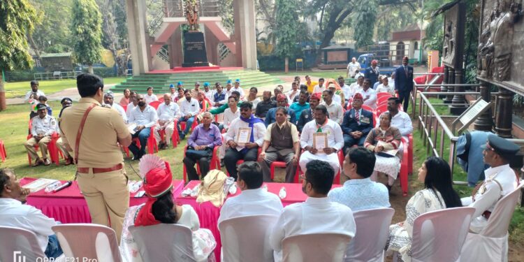 पुणे स्टेशन परिसरात संविधानाचा जयघोष; वंचित बहुजन आघाडीकडून प्रजासत्ताक दिन साजरा