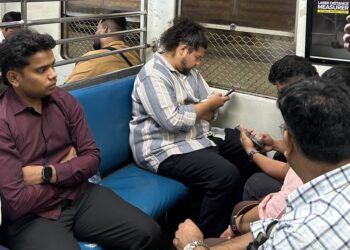 वसई-विरारमध्ये सुजात आंबेडकरांचा सभेसाठी लोकल ट्रेनने प्रवास!