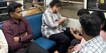 वसई-विरारमध्ये सुजात आंबेडकरांचा सभेसाठी लोकल ट्रेनने प्रवास!