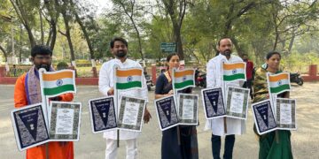 संविधान आणि राष्ट्रध्वज हातात घेऊन वंचितच्या नगरसेवकांचा अकोला महापालिकेत दिमाखदार प्रवेश