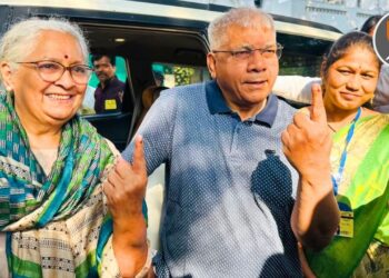 वंचित बहुजन आघाडीचे अध्यक्ष ॲड. प्रकाश आंबेडकर आणि प्रा. अंजलीताई आंबेडकर यांनी बजावला मतदानाचा हक्क