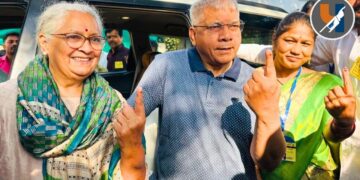 वंचित बहुजन आघाडीचे अध्यक्ष ॲड. प्रकाश आंबेडकर आणि प्रा. अंजलीताई आंबेडकर यांनी बजावला मतदानाचा हक्क