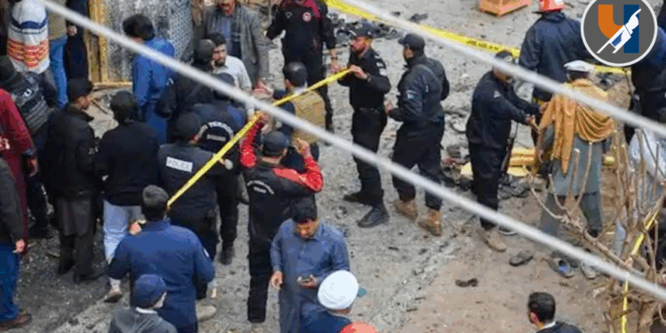 इस्लामाबाद स्फोटः नमाज सुरू असताना मशिदीत आत्मघातकी स्फोट;  हल्ल्यात ६९ ठार; १६९ हून अधिक जण गंभीर जखमी