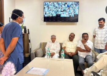 पातूर पंचायत समिती सदस्य रेखा इंगोले यांच्या पतीचे आकस्मिक निधन; बाळासाहेब आंबेडकर यांची सांत्वनपर भेट