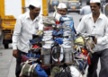 Mumbai Dabbawala Service LPG Gas Shortage Impact: डबेवाल्यांचे उत्पन्न घटले; हजारो डब्यांची संख्या शेकड्यावर, १५० वर्षात प्रथमच अशी स्थिती