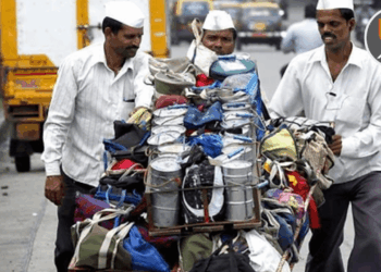 Mumbai Dabbawala Service LPG Gas Shortage Impact: डबेवाल्यांचे उत्पन्न घटले; हजारो डब्यांची संख्या शेकड्यावर, १५० वर्षात प्रथमच अशी स्थिती