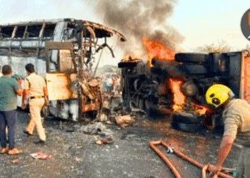 आंध्र प्रदेशात भीषण अपघात: बसला लागलेल्या आगीत १३ जणांचा मृत्यू, २२ प्रवासी जखमी