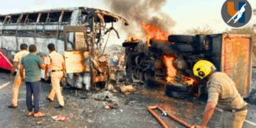 आंध्र प्रदेशात भीषण अपघात: बसला लागलेल्या आगीत १३ जणांचा मृत्यू, २२ प्रवासी जखमी