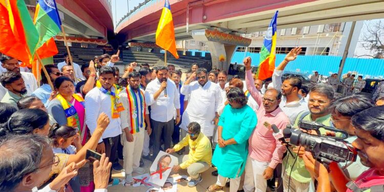 औरंगाबादमध्ये अमर साबळे यांच्या वक्तव्याविरोधात निषेध; वंचित बहुजन आघाडीने फोटो जाळले