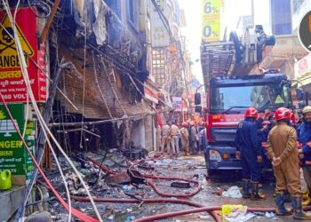 दिल्ली हादरली! पालम येथील इमारतीला भीषण आग; एकाच कुटुंबातील ९ जणांचा होरपळून मृत्यू