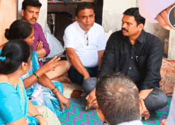 गोवंडीतील लुंबिनीबाग SRA वादात रहिवासी अनिल पगारे यांचा मृत्यू; वंचित बहुजन आघाडीचे कुटुंबीयांना सांत्वनपर भेट 