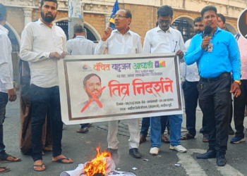 मिरा-भाईंदरमध्ये अमर साबळे यांच्या वक्तव्याचा निषेध; फोटो जाळून आंदोलन