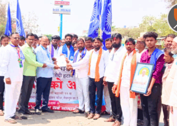 बीड : नेकनूर येथे वंचित बहुजन आघाडीचे मोदी हटाव, देश बचाव घोषणेसह रस्ता रोको आंदोलन