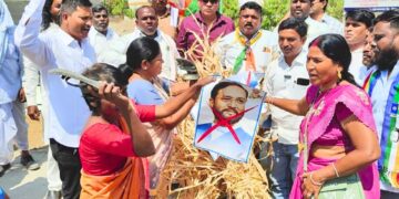 जालन्यात अमर साबळे यांच्या वक्तव्याविरोधात निषेध; वंचित बहुजन आघाडीने होळी करून फोटोचे दहन