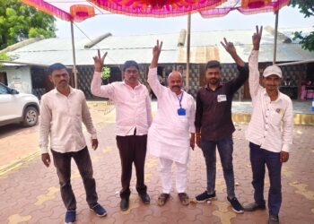 पोटनिवडणुकीत संतोष चोळके यांनी बजावला मतदानाचा हक्क; नागरिकांना सहभागाचे आवाहन