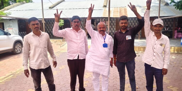 पोटनिवडणुकीत संतोष चोळके यांनी बजावला मतदानाचा हक्क; नागरिकांना सहभागाचे आवाहन