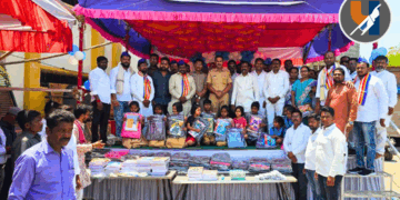 अक्कलकोटमध्ये वंचित बहुजन आघाडीकडून संयुक्त जयंतीनिमित्त शैक्षणिक साहित्य व महाप्रसाद वाटप