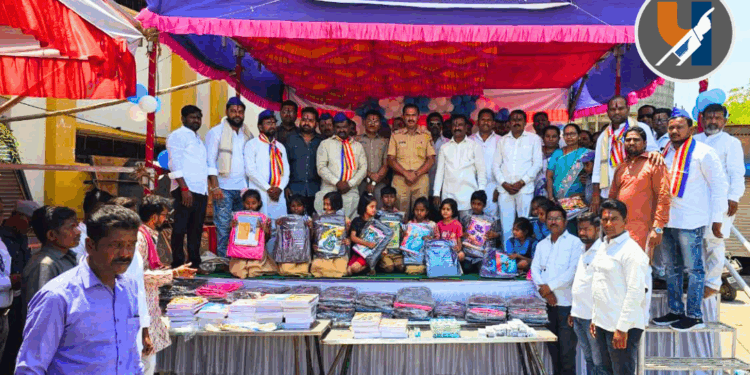 अक्कलकोटमध्ये वंचित बहुजन आघाडीकडून संयुक्त जयंतीनिमित्त शैक्षणिक साहित्य व महाप्रसाद वाटप