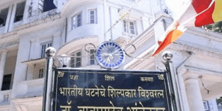 पुस्तकांशी नाते सांगणारे राजगृह 