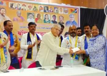 राहुरीत ॲड.प्रकाश आंबेडकर यांच्या उपस्थितीत निवडणूक निधीसाठी ५० हजारांची देणगी, संतोष चोळकेंना बळ