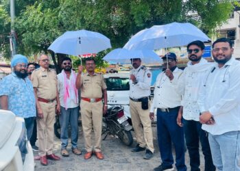 Nanded News: उन्हापासुन बचावासाठी ट्रॅफिक पोलिसांना छत्रीचे वाटप!