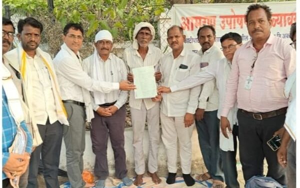 अकोला: वंचित बहुजन आघाडीच्या हस्तक्षेपामुळे उपोषणकर्त्या तायडे कुटुंबाला न्याय मिळण्याची प्रक्रिया सुरू; जिल्हाधिकाऱ्यांकडून चौकशीचे आदेश