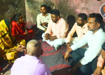 बीडमध्ये मातंग तरुणाच्या हत्येप्रकरणी वंचित बहुजन आघाडीची पीडित कुटुंबाला भेट; अन्य आरोपींना सहआरोपी करण्याची मागणी