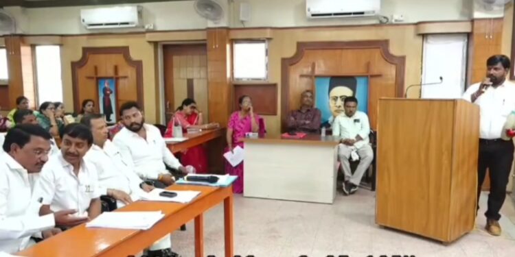 हे गढूळ पाणी कोणी पिऊन दाखवलं तर त्याचं गुलाबाचं फूल देऊन सत्कार करतो – पराग गवई