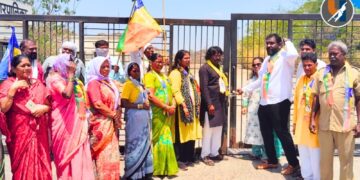 पडेगाव येथील 'कचरा डेपो' हटविण्यासाठी वंचित बहुजन आघाडीचे आंदोलन; संतप्त कार्यकर्त्यांनी गेटला ठोकले कुलूप