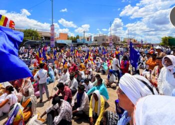 पंचशील ध्वजाच्या पुनर्स्थापनेसाठी लोह्यात भव्य जनआक्रोश मोर्चा; आंदोलकांचा प्रशासनाला इशारा