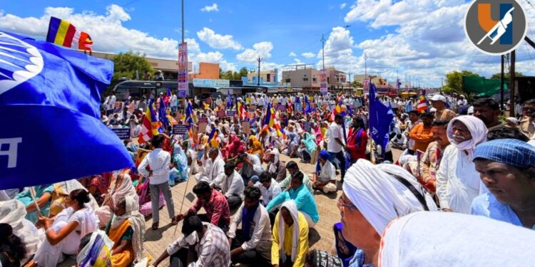 पंचशील ध्वजाच्या पुनर्स्थापनेसाठी लोह्यात भव्य जनआक्रोश मोर्चा; आंदोलकांचा प्रशासनाला इशारा