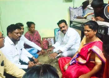 विषारी दारूमुळे मृत्यू झालेल्या पीडित कुटुंबीयांची वंचित बहुजन आघाडीचे राज्य उपाध्यक्ष यांनी घेतली भेट