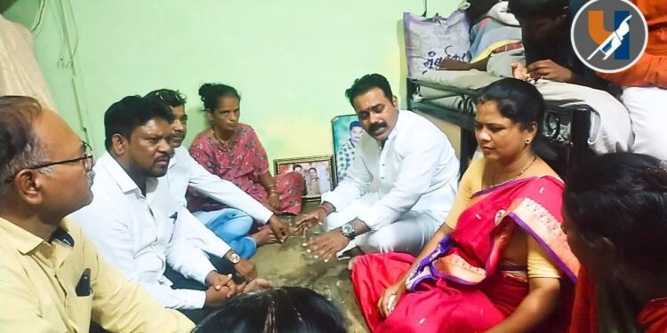 विषारी दारूमुळे मृत्यू झालेल्या पीडित कुटुंबीयांची वंचित बहुजन आघाडीचे राज्य उपाध्यक्ष यांनी घेतली भेट