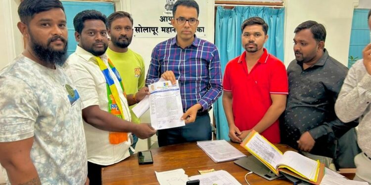 शाळा बंद करण्याच्या निर्णयाला वंचित बहुजन युवा आघाडीचा विरोध; आयुक्तांना दिले निवेदन