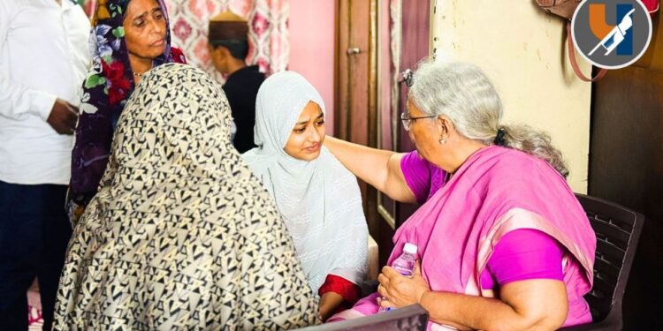 सोनखेड येथील मृत सादेख अली यांच्या कुटुंबीयांची अंजलीताई आंबेडकरांनी घेतली भेट
