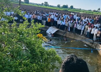 सोलापूर हादरले! भाविकांची पिकअप विहिरीत कोसळून 14 जणांचा मृत्यू; आर्थिक मदत देण्याची वंचित बहुजन आघाडीची मागणी