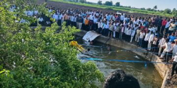 सोलापूर हादरले! भाविकांची पिकअप विहिरीत कोसळून 14 जणांचा मृत्यू; आर्थिक मदत देण्याची वंचित बहुजन आघाडीची मागणी
