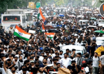 सोशल मीडियाच्या पलीकडचा संघर्ष: देशातील तरुण रस्त्यावर उतरतो तेव्हा…