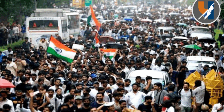 सोशल मीडियाच्या पलीकडचा संघर्ष: देशातील तरुण रस्त्यावर उतरतो तेव्हा…