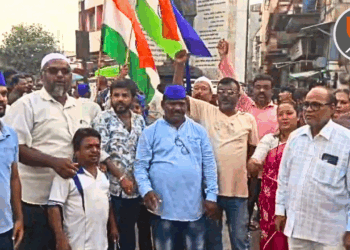 केंद्रीय शिक्षण मंत्री धर्मेंद्र प्रधान यांच्या राजीनाम्यानंतर मनमाडमध्ये वंचित बहुजन आघाडीतर्फे पेढे वाटून जोरदार जल्लोष!