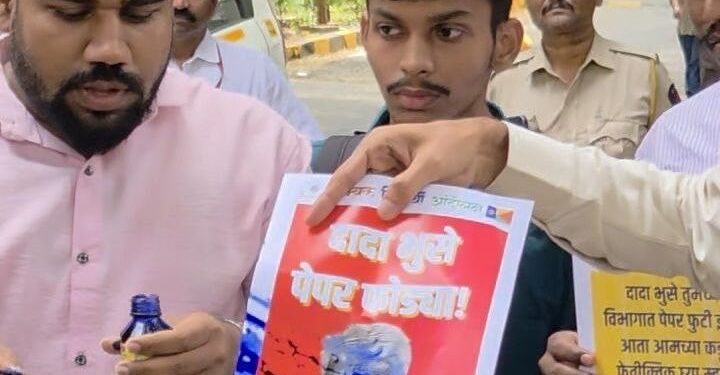 धमक्यांना घाबरणार नाही! दादा भुसेंच्या पोस्टरला काळे फासत मुंबईत सम्यक विद्यार्थ्यांचे आंदोलन