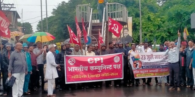 गोंदियात महाराष्ट्र बंदला उत्स्फूर्त प्रतिसाद; विद्यार्थीविरोधी धोरणांच्या निषेधार्थ निदर्शने